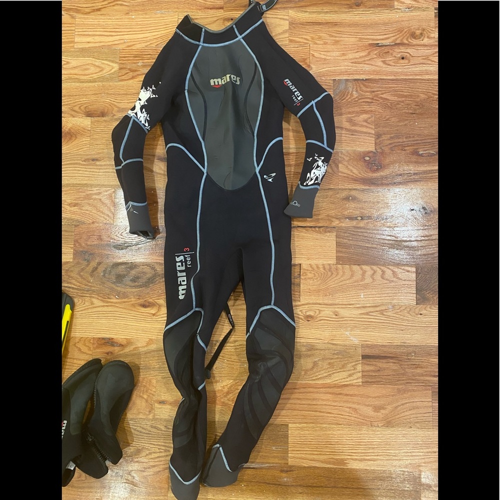 Mares 3mm wetsuit for women. Still in excellent condition. Size M.